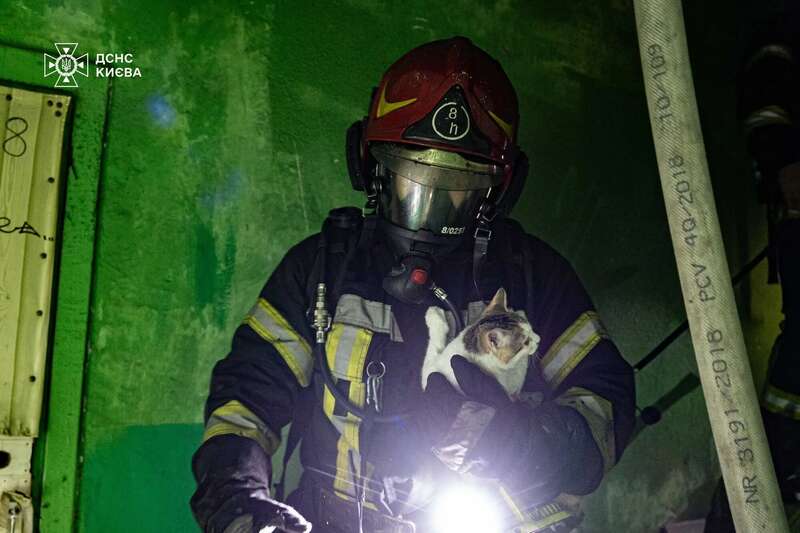 У Києві сталась пожежа у багатоповерхівці, є постраждалі. Подробиці, фото та відео