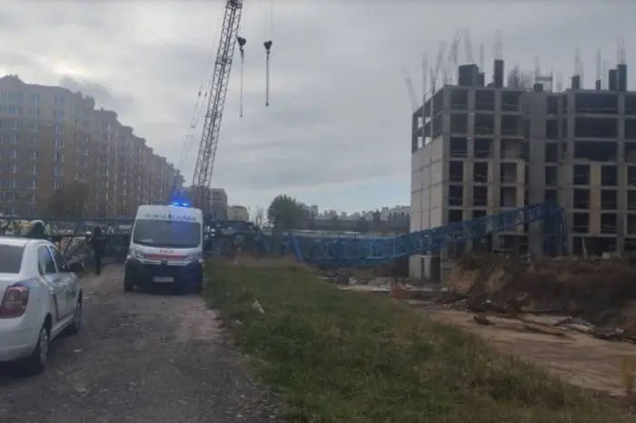 A tower crane fell near Kyiv, one casualty dqxikeidqxidqrant