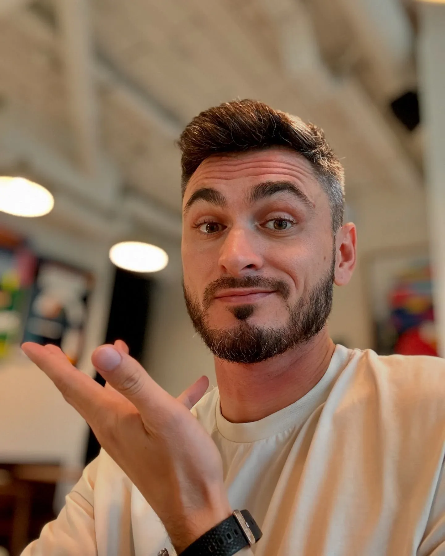 Ведущего тревел-шоу