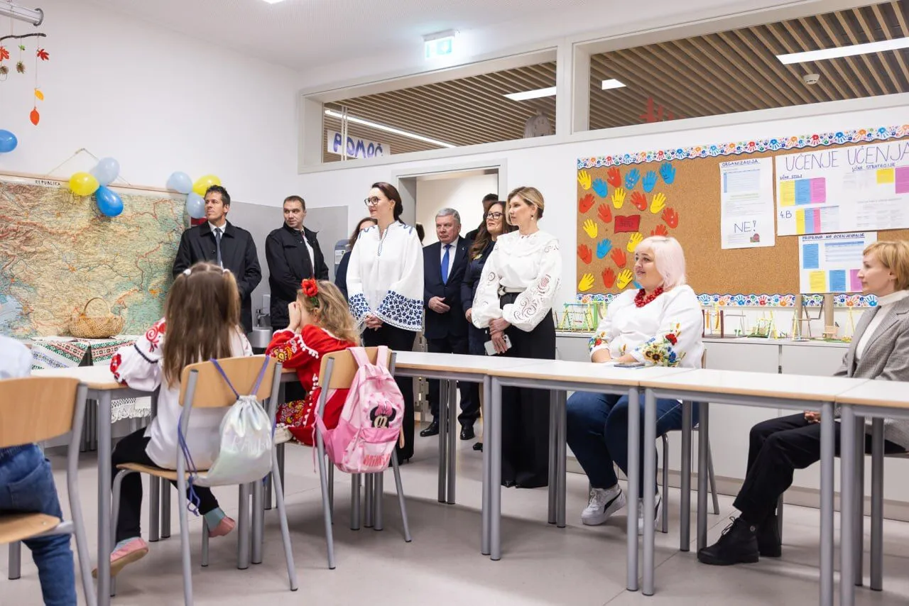 Зеленская во время визита в Словению надела оригинальную кружевную вышиванку. Фото