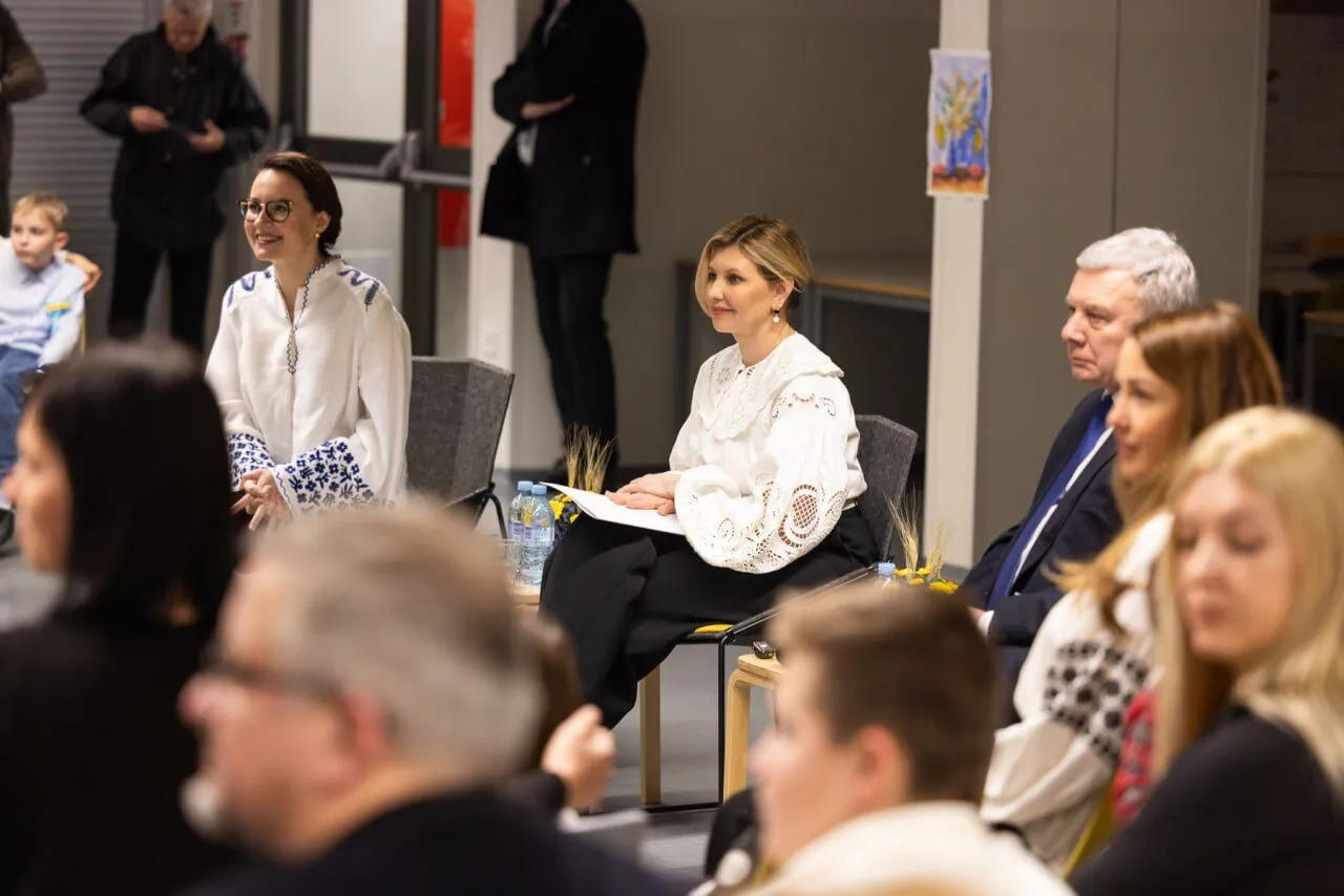 Зеленська під час візиту до Словенії одягнула оригінальну мереживну вишиванку. Фото dqxikeidqxidqrant