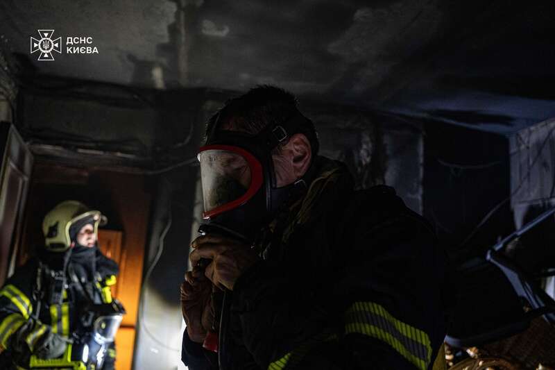 У Києві сталася пожежа в багатоповерхівці: є загиблий і постраждалі. Подробиці, фото та відео