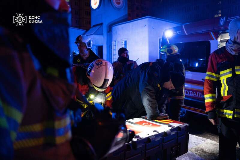 У Києві сталася пожежа в багатоповерхівці: є загиблий і постраждалі. Подробиці, фото та відео