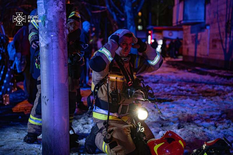 У Києві сталася пожежа в багатоповерхівці: є загиблий і постраждалі. Подробиці, фото та відео