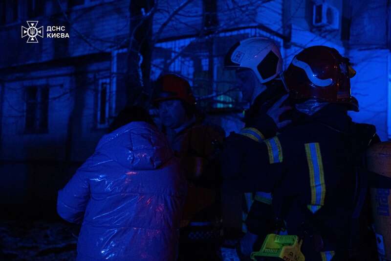 В Киеве произошел пожар в многоэтажке: есть погибший и пострадавшие. Подробности, фото и видео