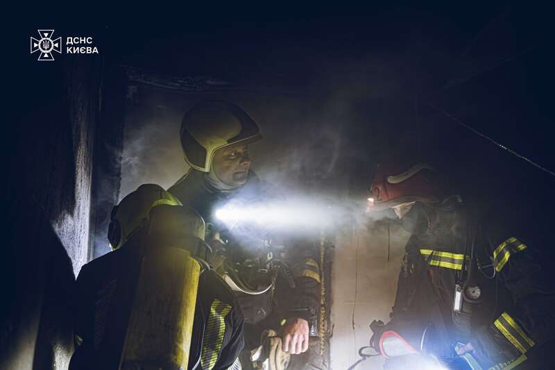 У Києві сталася пожежа в багатоповерхівці: є загиблий і постраждалі. Подробиці, фото та відео