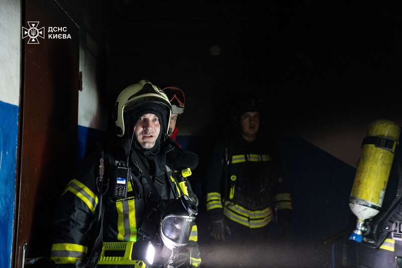 В Киеве произошел пожар в многоэтажке: есть погибший и пострадавшие. Подробности, фото и видео