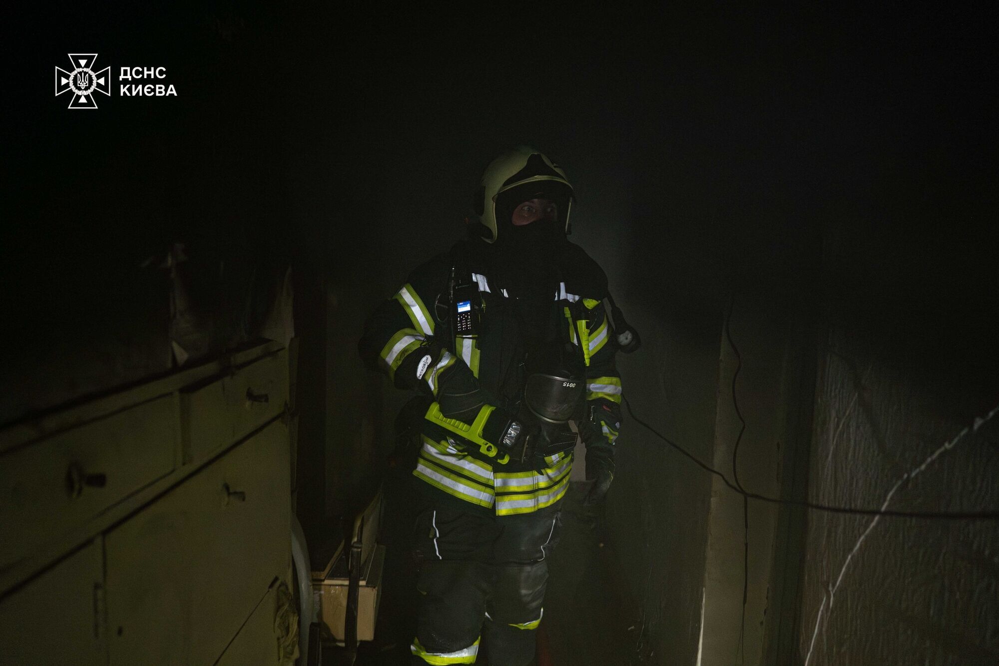 В Киеве произошел пожар в многоэтажке: есть погибший и пострадавшие. Подробности, фото и видео
