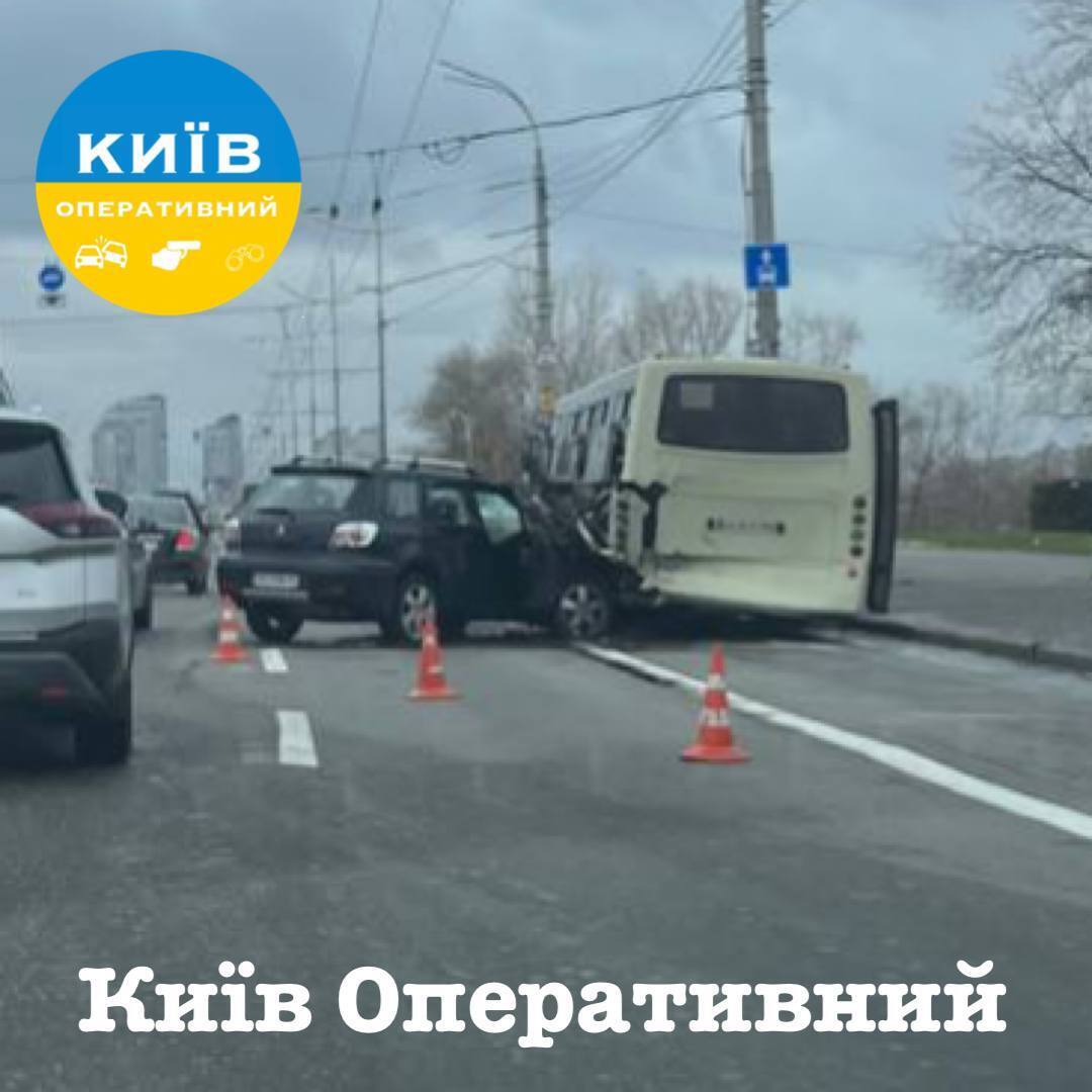 В Киеве около Северного моста легковое авто протаранило маршрутку: есть пострадавший. Фото и видео