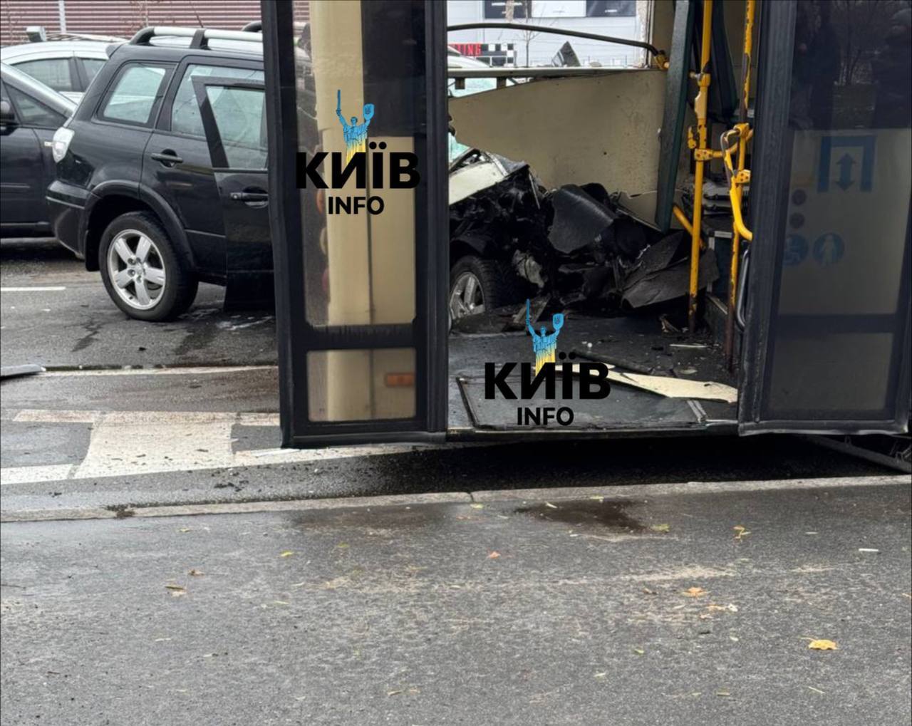 В Киеве около Северного моста легковое авто протаранило маршрутку: есть пострадавший. Фото и видео