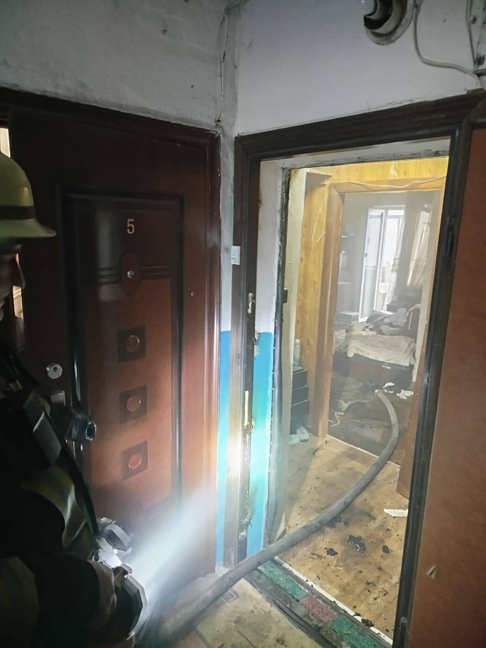 A grenade exploded in an apartment of a multi-story building near Kyiv: there is an injured person. Details and photos dqxikeidqxidqrant