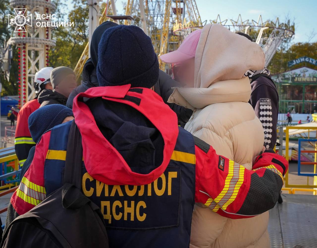 Майже 20 метрів над землею: в Одесі рятувальники ДСНС врятували дітей, які застрягли на атракціоні. Фото і відео dqxikeidqxidqrant