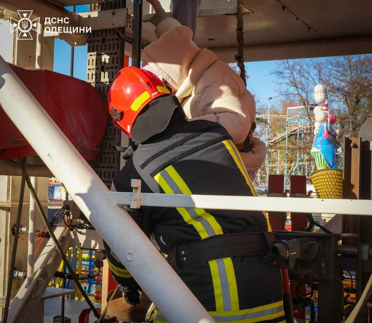 Майже 20 метрів над землею: в Одесі рятувальники ДСНС врятували дітей, які застрягли на атракціоні. Фото і відео
