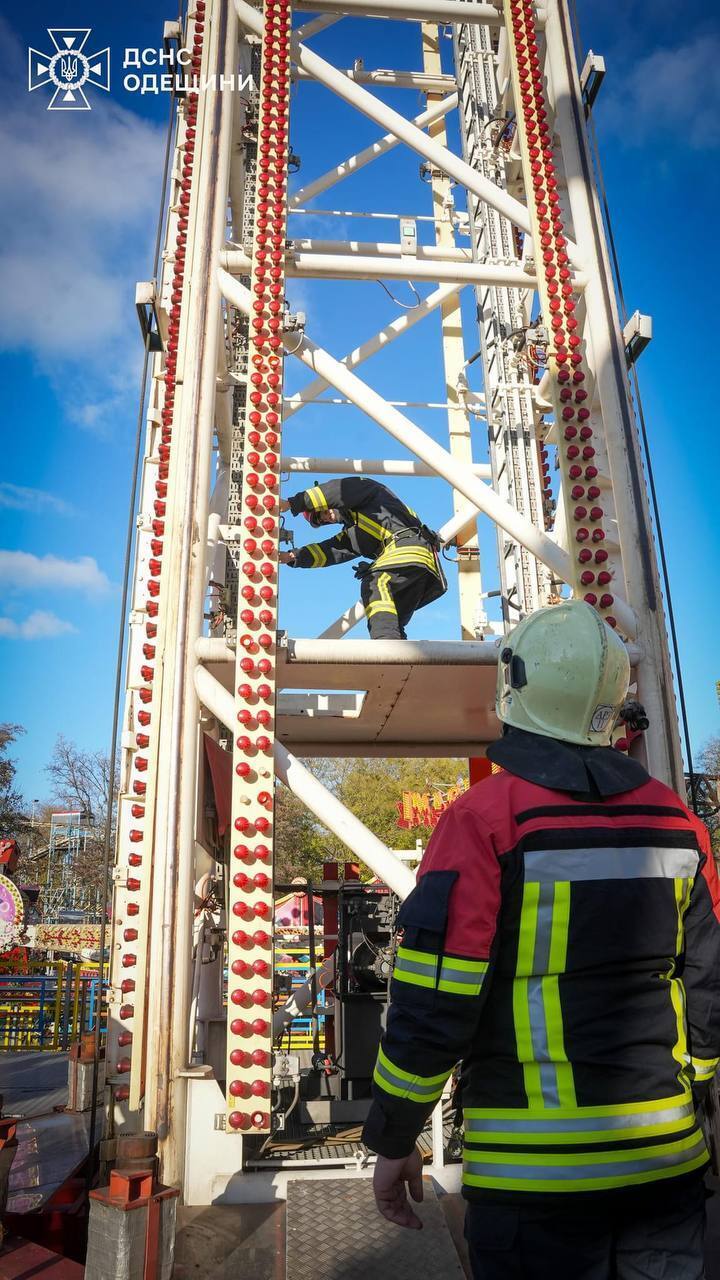 Майже 20 метрів над землею: в Одесі рятувальники ДСНС врятували дітей, які застрягли на атракціоні. Фото і відео