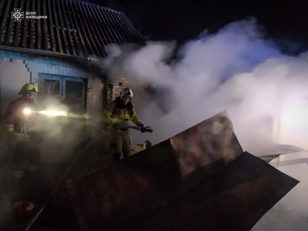 На Київщині рятувальники винесли з палаючого будинку пенсіонера. Подробиці та фото dqxikeidqxidqrant