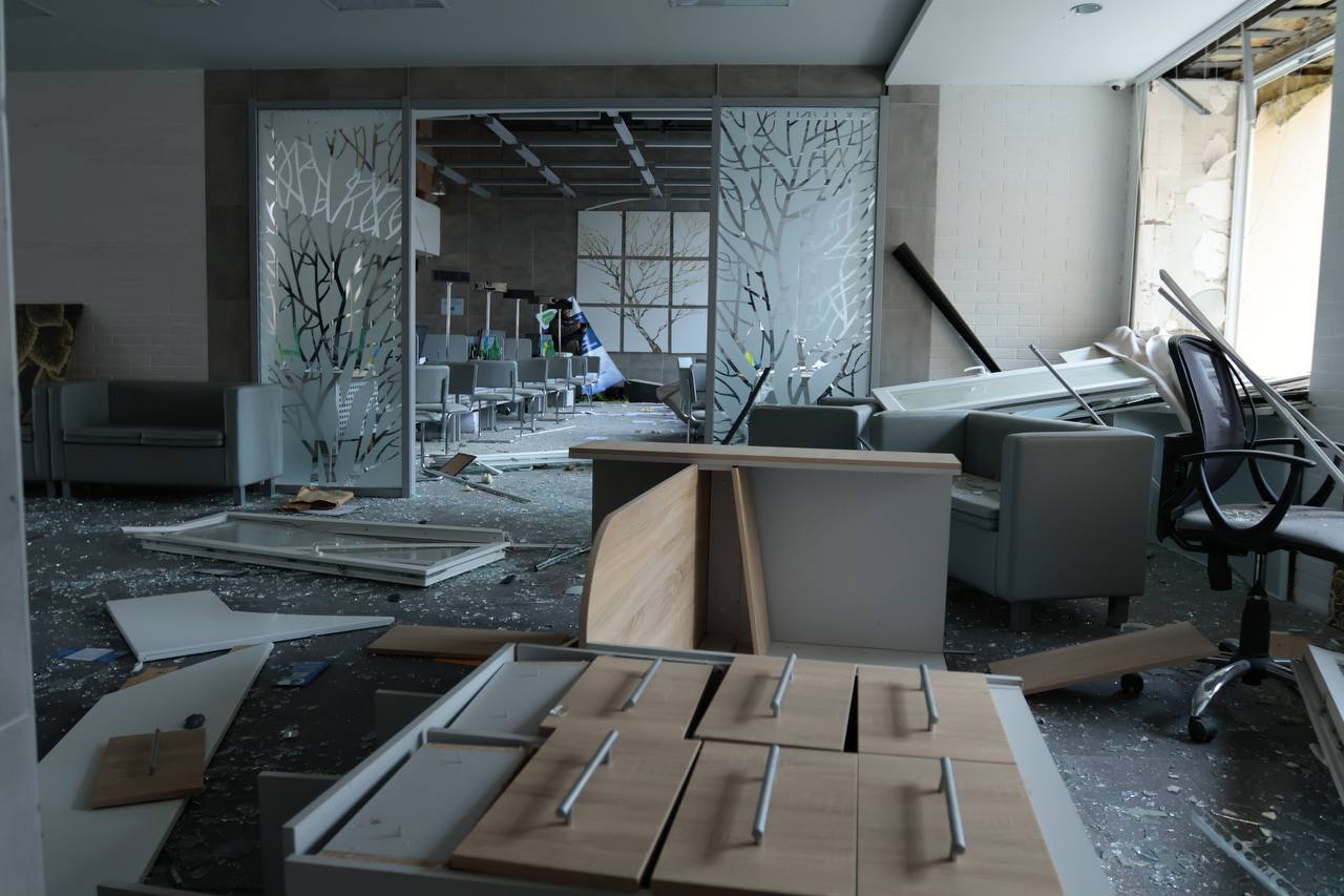 Росіяни атакували центр Харкова: пошкоджено 41 будинок, багато цивільних поранено. Фото та відео