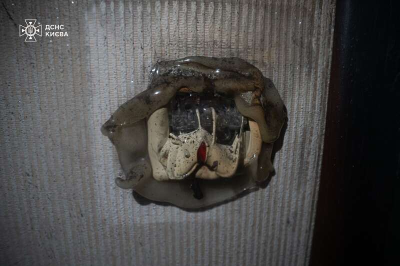 В Киеве во время пожара в многоэтажке погибли женщина и мужчина. Подробности трагедии и фото