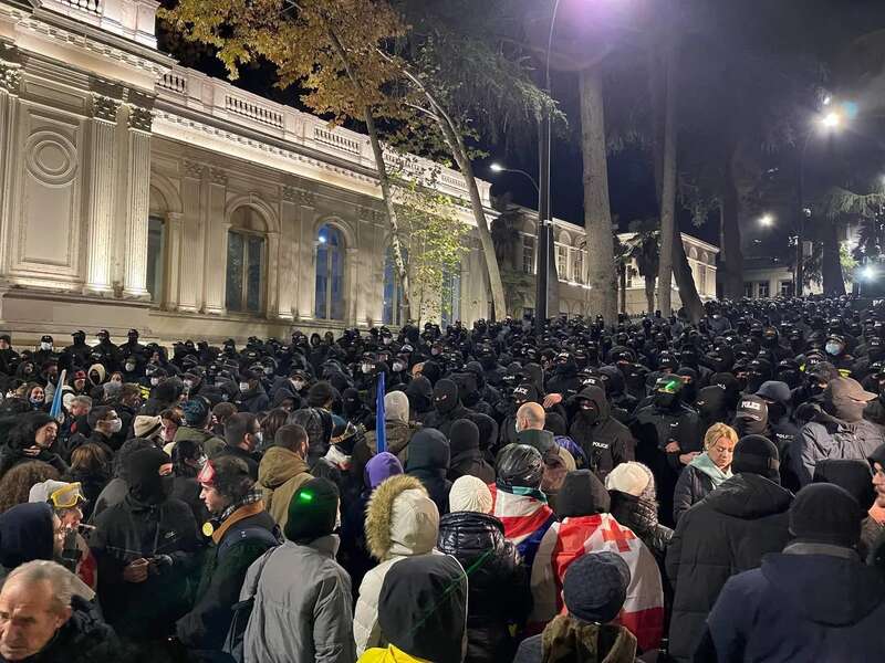 В Тбилиси ситуация обостряется: полиция применяет водометы и слезоточивый газ против активистов, есть пострадавшие. Фото и видео dqxikeidqxidqrant