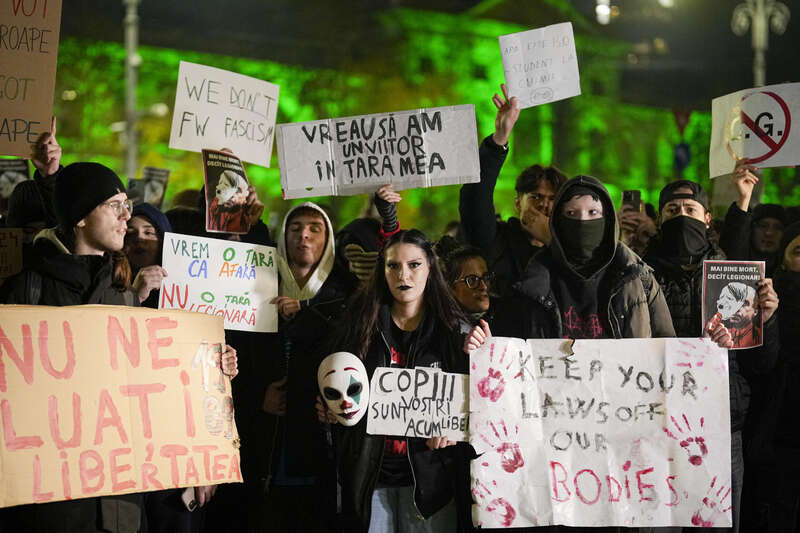 Протесты против результатов первого тура президентских выборов в Румынии не утихают уже три дня dqxikeidqxidqeant