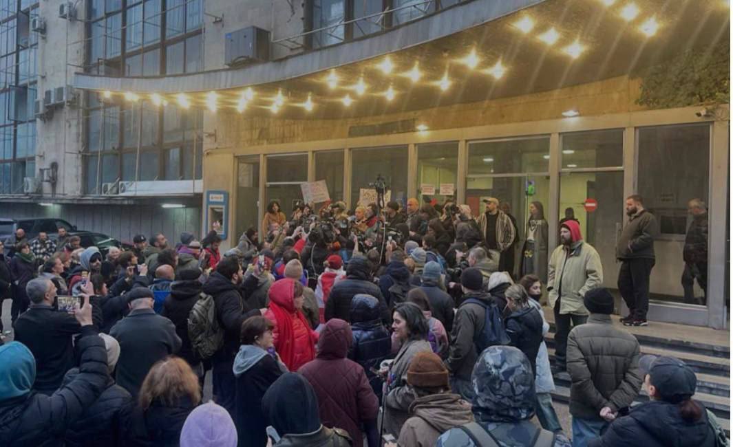 У Грузії рекордна кількість людей вийшла на протести, посли почали йти у відставку: усі деталі. Фото та відео dqxikeidqxidqrant