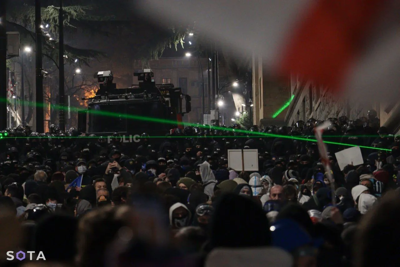 У Грузії рекордна кількість людей вийшла на протести, посли почали йти у відставку: усі деталі. Фото та відео
