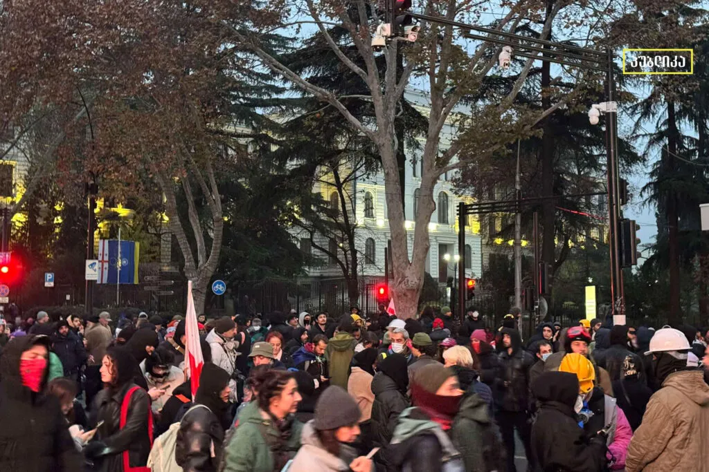 У Грузії люди знову вийшли на протести після нічного розгону. Фото та відео