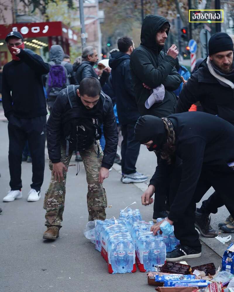 У Грузії люди знову вийшли на протести після нічного розгону. Фото та відео