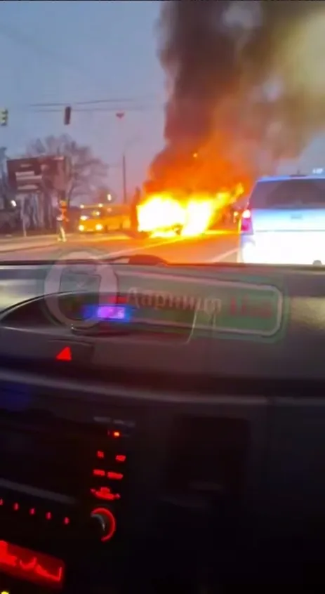 У Києві під час руху прямо на трамвайній колії загорівся легковик. Подробиці та відео dqxikeidqxidqrant