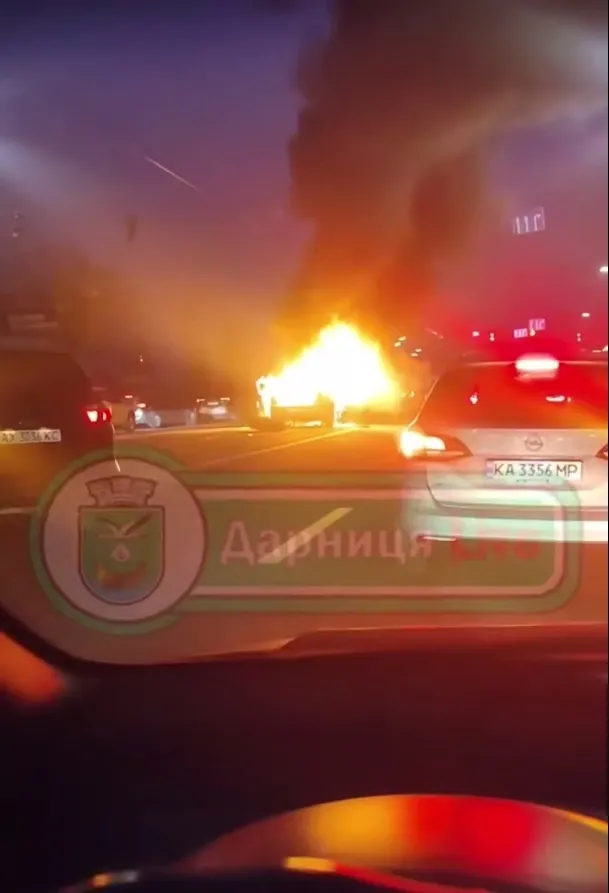 У Києві під час руху прямо на трамвайній колії загорівся легковик. Подробиці та відео