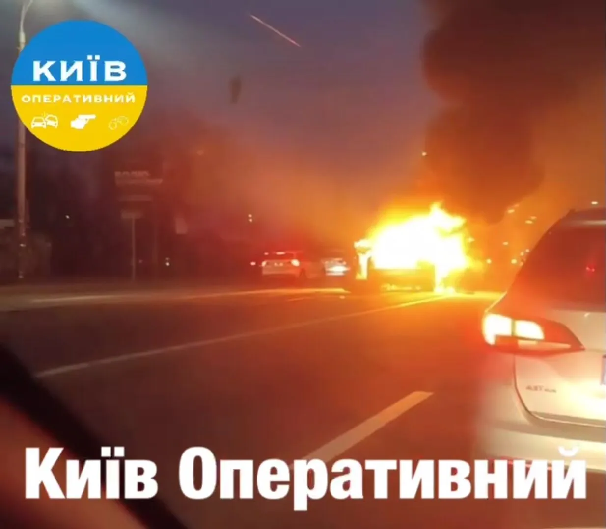 У Києві під час руху прямо на трамвайній колії загорівся легковик. Подробиці та відео