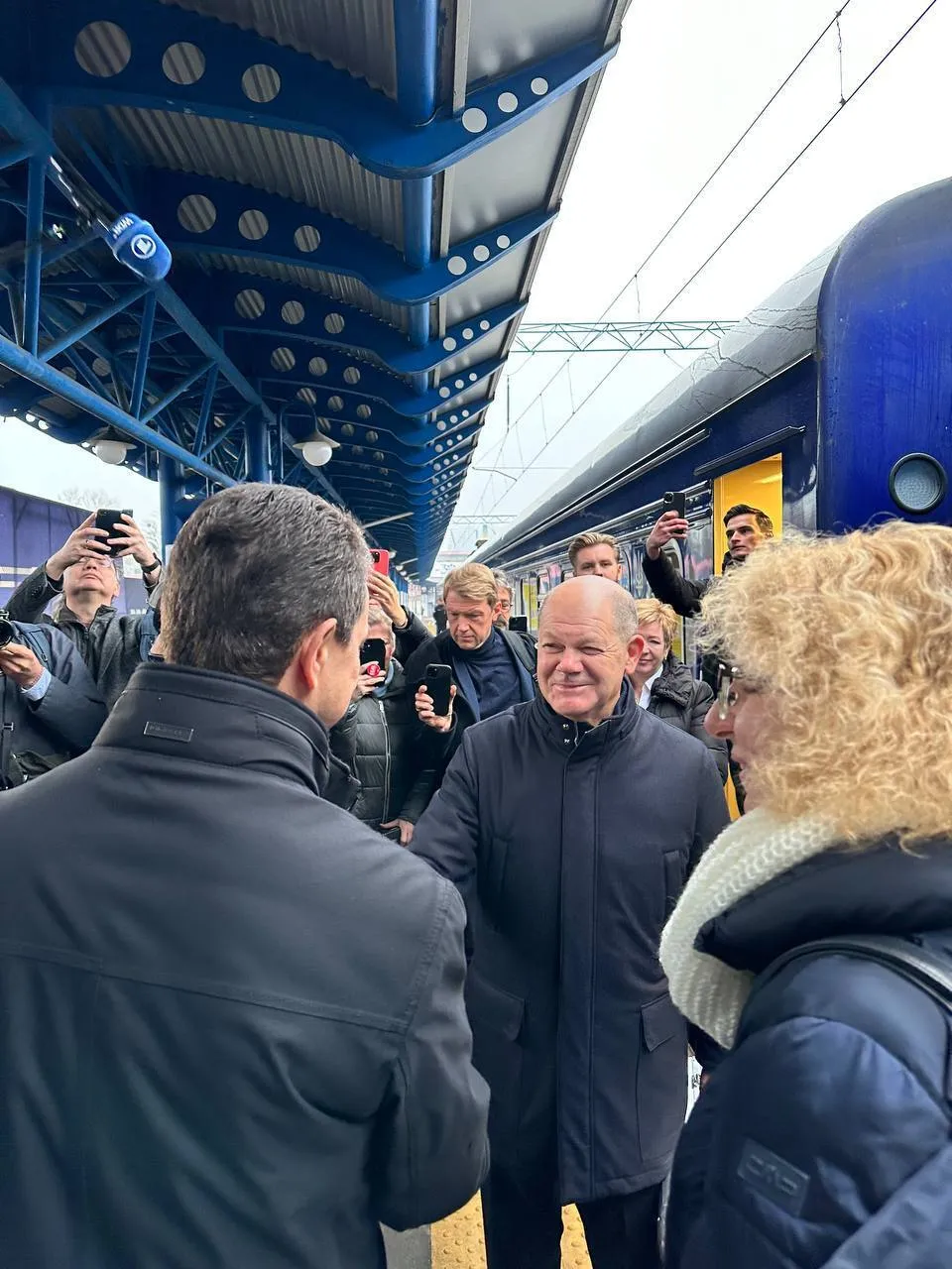 Шольц прибув із візитом до України і разом із Зеленським вшанував пам’ять загиблих захисників України. Фото і відео