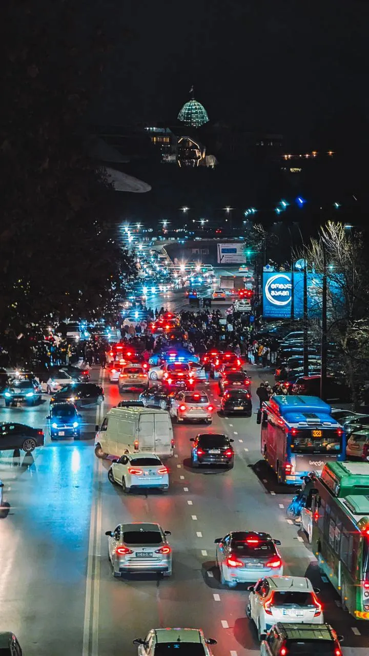 В Тбилиси митингующие в пятый день подряд возводят баррикады: силовики готовятся к новому разгону. Фото и видео dqxikeidqxidqrant