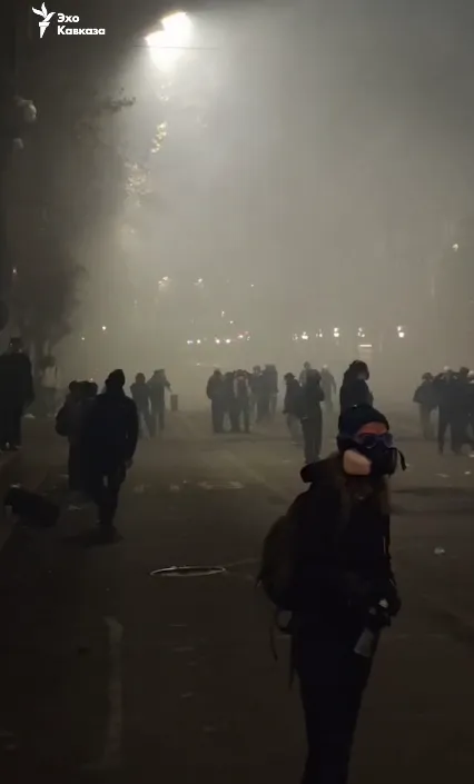 В Тбилиси митингующие в пятый день подряд возводят баррикады: силовики готовятся к новому разгону. Фото и видео