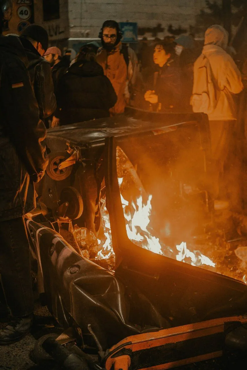 В Тбилиси митингующие в пятый день подряд возводят баррикады: силовики готовятся к новому разгону. Фото и видео