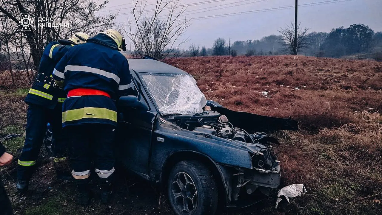 На Киевщине произошла авария с участием трех легковых автомобилей, есть погибшие. Подробности ДТП и фото dqxikeidqxidqrant