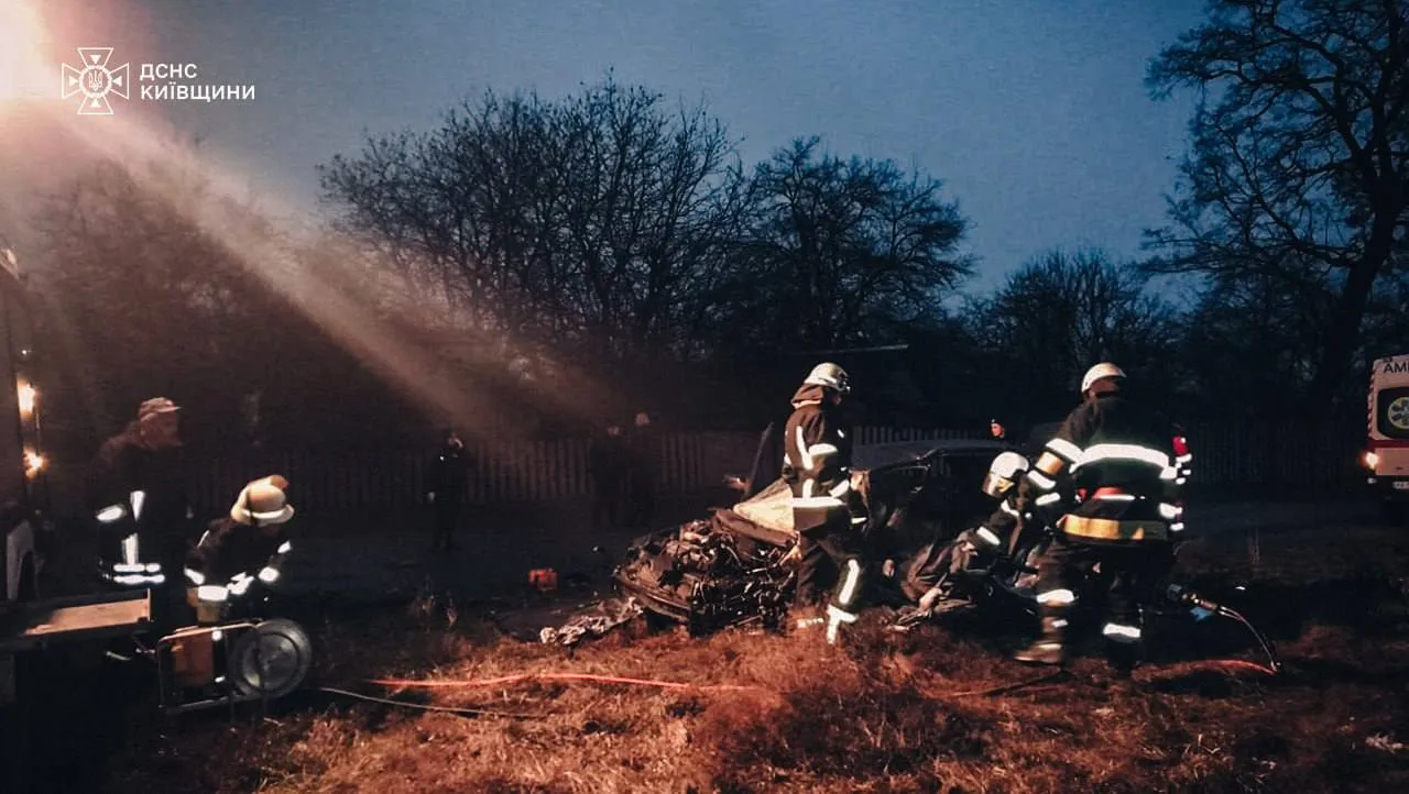 На Киевщине произошла авария с участием трех легковых автомобилей, есть погибшие. Подробности ДТП и фото