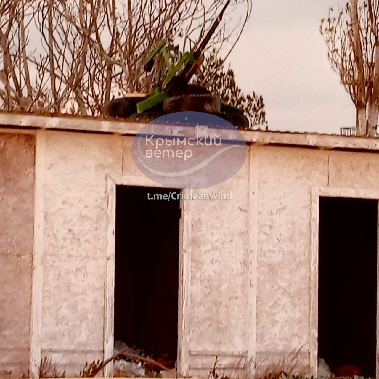 Оккупанты установили макеты пушек и зенитных установок на пляже возле Евпатории. Фото dqxikeidqxidqrant