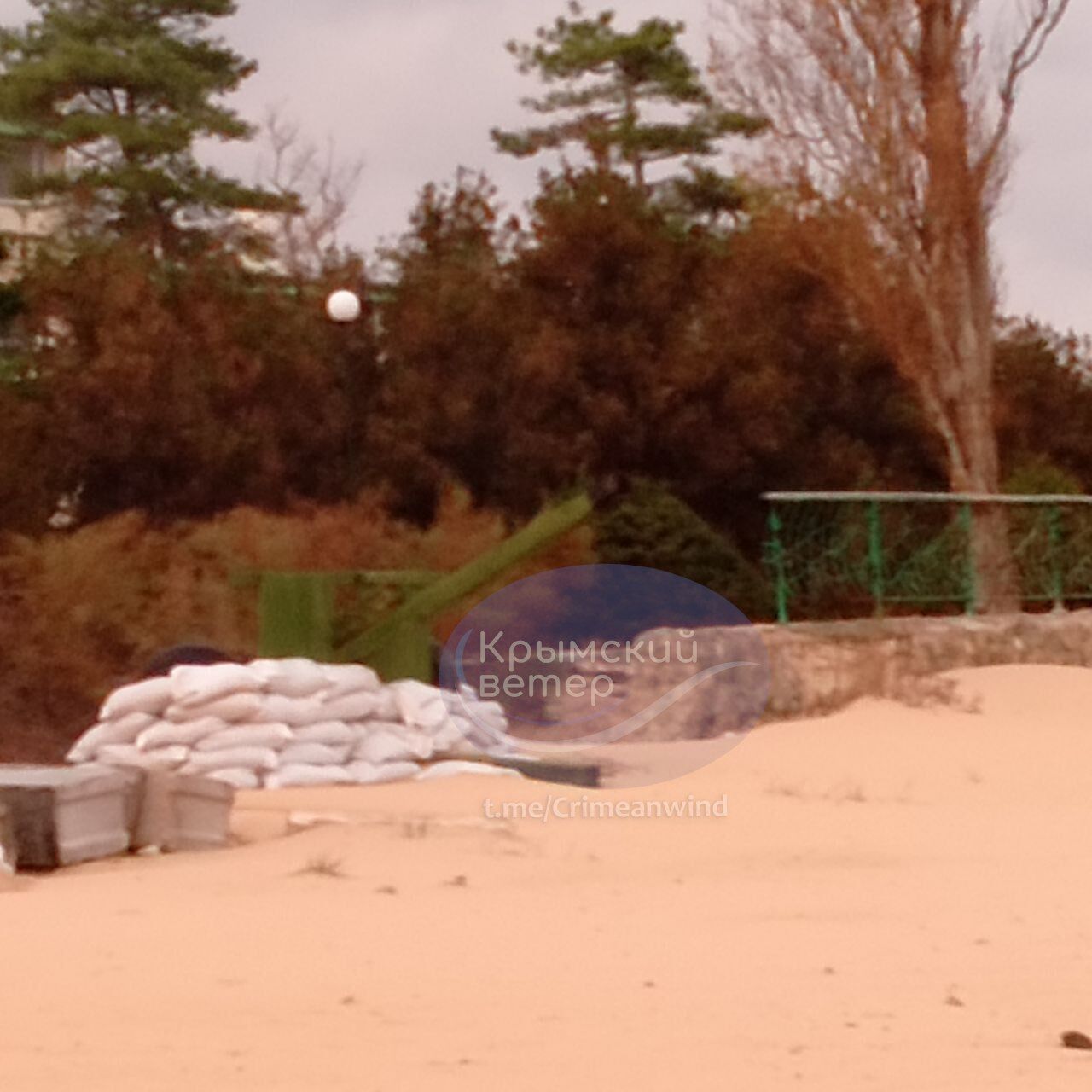 Оккупанты установили макеты пушек и зенитных установок на пляже возле Евпатории. Фото