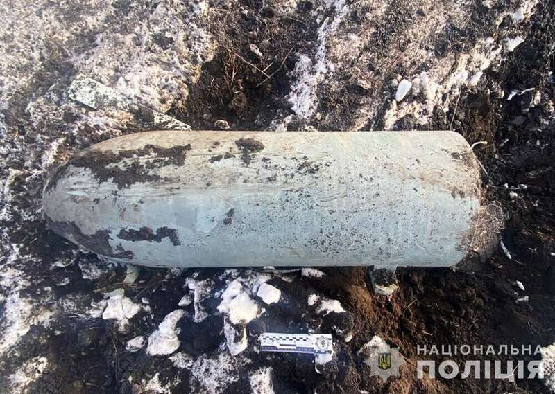 Впала на полі: на Житомирщині вибухотехніки нейтралізували бойову частину російської ракети. Фото