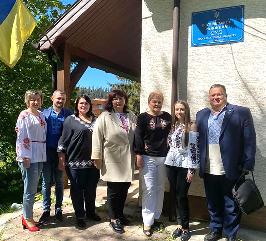 Суддя Оксана Софілканич на фото посередині в окулярах, суддя Олександр Пелих – крайній справа dqxikeidqxidqeant