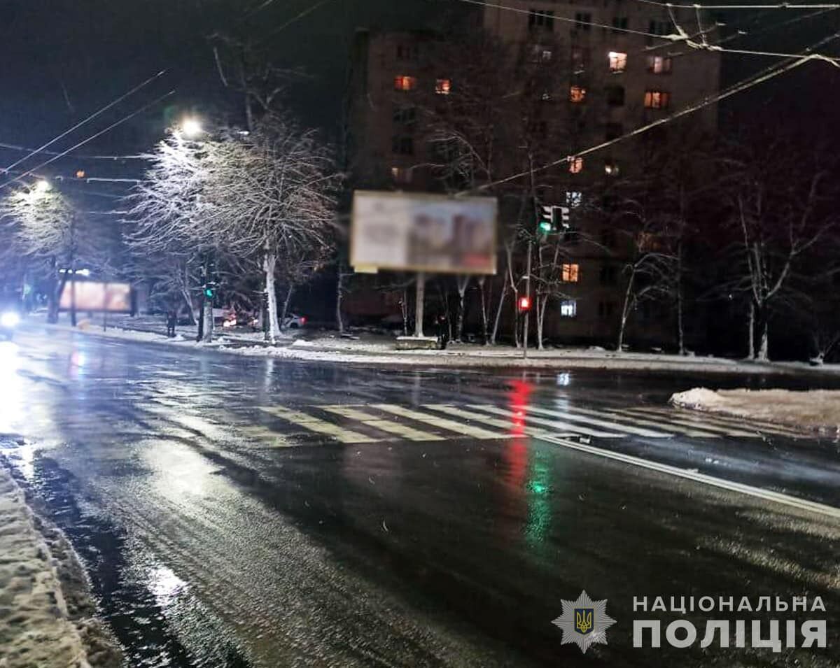 В Житомире водитель сбил двух школьниц, которые переходили дорогу: появились подробности. Фото