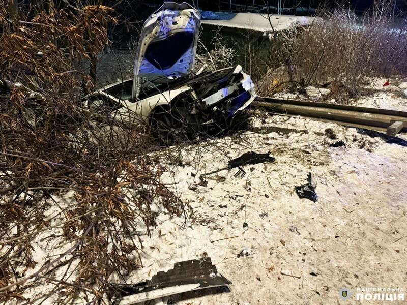 В Ровно авто сбило пешехода и вылетело в кювет: водитель был пьян, у его 9-летнего сына перелом черепа dqxikeidqxidqrant