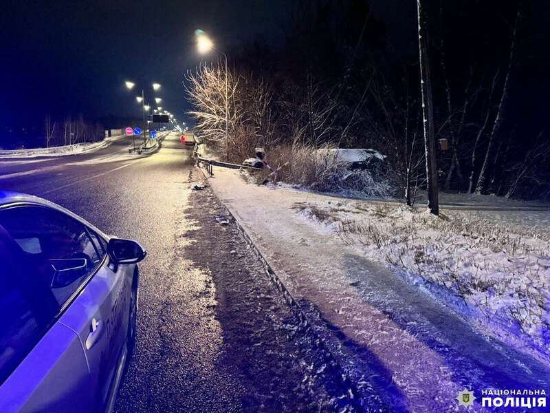 В Ровно авто сбило пешехода и вылетело в кювет: водитель был пьян, у его 9-летнего сына перелом черепа