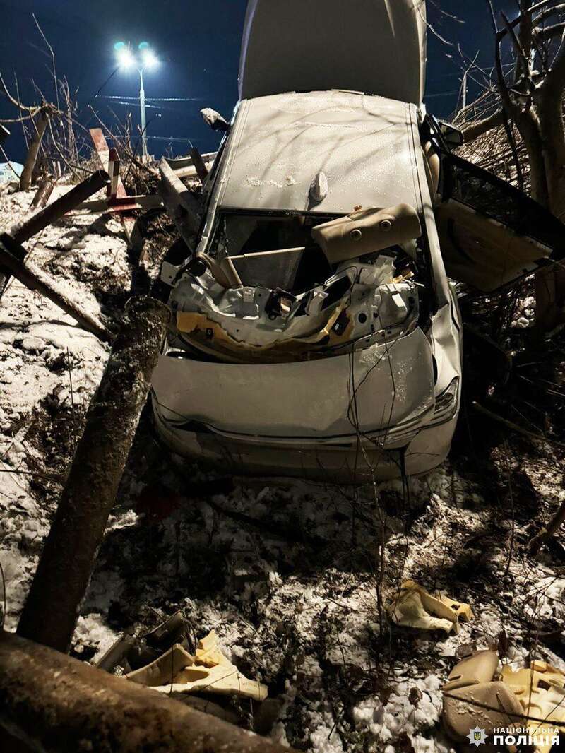 У Рівному авто збило пішохода і вилетіло в кювет: водій був п’яним, у його 9-річного сина перелом черепа