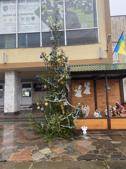 На зображенні може бути: 3 людини, ловець вітру, османтус, дерево та текст dqxikeidqxihhant