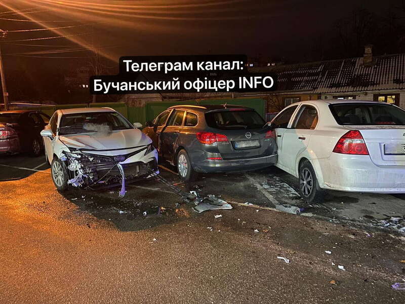 Під Києвом п’яний водій протаранив кілька авто, а потім в’їхав у магазин. Фото dqxikeidqxidqeant