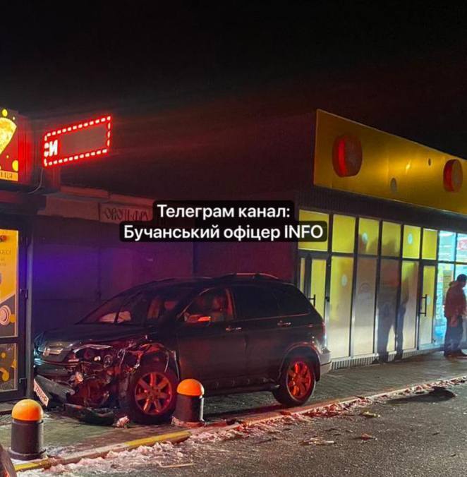 Під Києвом п’яний водій протаранив кілька авто, а потім в’їхав у магазин. Фото