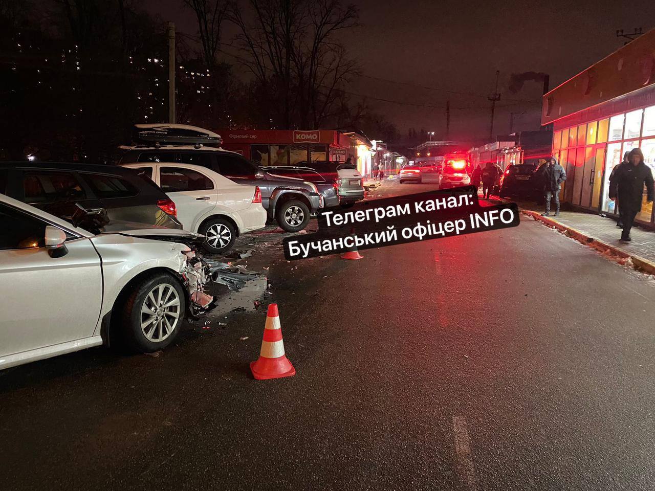 Під Києвом п’яний водій протаранив кілька авто, а потім в’їхав у магазин. Фото