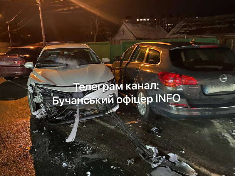 Під Києвом п’яний водій протаранив кілька авто, а потім в’їхав у магазин. Фото