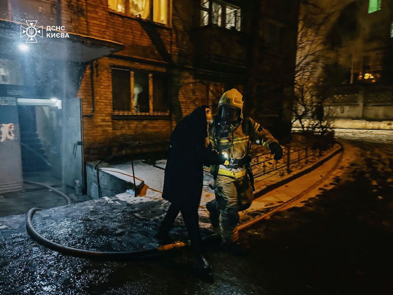 У Києві під час пожежі в будинку постраждали жінка та дитина. Подробиці та фото